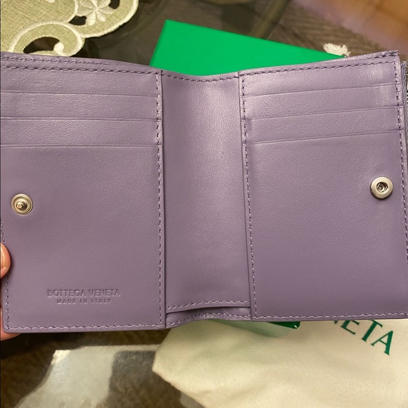 Excellent condition ~ Bottega Veneta Bifold Zip Wallet in Lavender. - Picture 7 of 13